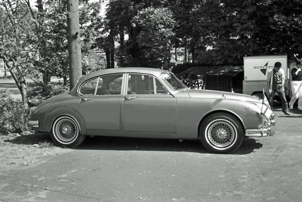 62-1c (114-26) 1962-69 Daimler 2.5LitreV8 250 Saloon.jpg